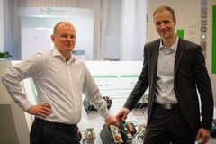 Heikki Hietanen Schneider Electriciltä ja Jarkko Syrjälä Onniselta korostavat, että vaativa valmistusprosessi ei onnistu ilman luotettavaa tekniikkaa. Kohti kestävää kehitystä mennään yhteistyöllä.