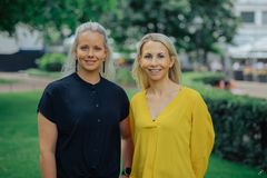 Hyvän välitystavan lähettiläät Linda Leino ja Sofia Ruokanen. Kuva Eemeli Linna