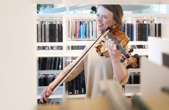 The Philharmonic at the Library tour provides easy access to high-quality chamber music concerts for local residents in their own public libraries. Photo: Maarit Kytöharju / City of Helsinki