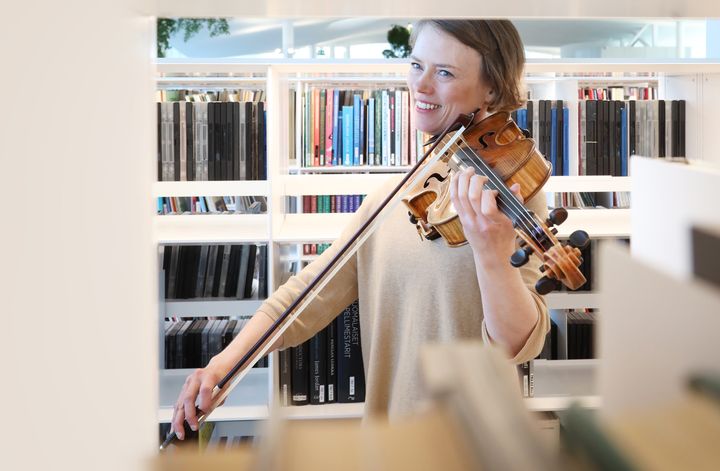 The Philharmonic at the Library tour provides easy access to high-quality chamber music concerts for local residents in their own public libraries. Photo: Maarit Kytöharju / City of Helsinki