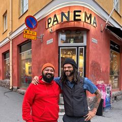 Onniravintoloiden Gianjot "Dollar" Singh (vas.) ja Kallion Panimoravintoloiden Cleber Gonçalves sopivat Paneman ravintolakaupoista tiistaina Helsingissä. Kuva: Onniravintolat.