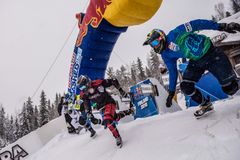 Jesse Sauren (oikealla), Daniel Bergeson (toinen oikealla), Max Nymark (toinen vasemmalla) ja Samuel Sjöman (vasemmalla) syöksyvät radalle karsintakilpailussa.
Credit: Red Bull Content Pool / Sebastian Marko