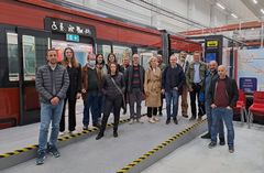 SPOTLOG-hankkeen kansainväliset kumppanit vierailivat Tampereen Raitiotie Oy:n varikolla Ruskossa. Kuva: Timo Mustonen