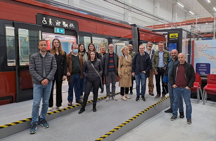 SPOTLOG-hankkeen kansainväliset kumppanit vierailivat Tampereen Raitiotie Oy:n varikolla Ruskossa. Kuva: Timo Mustonen
