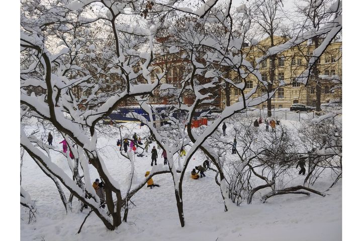 Leikkijöitä Johanneksenpuistossa 14.1.2021 Kuva: Helsingin kaupunki / Kirsikka Mattila