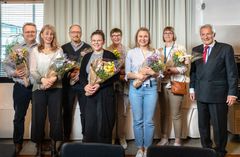 HUSin Vähemmistökielinen lautakunta palkitsi eilen 8 henkilöä kaksikielisista teoista. Vasemmalta: Mika Mallenius, Hanne Andersson, Esko Oinas, Jasmiina Aho, Terese Harju, Ella Tihlman, Barbro Lindroos ja lautakunnan puheenjohtaja Michael Berner. Kuvasta puuttuu Lotta Stenström.