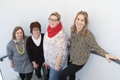 Job Shadow -toimintaan osallistuivat (vas.) palveluneuvoja Petra Winberg toimintaterapeutti Maria Rannanpää, viheraluehortonomi Leila Roininen ja puheterapeutti Mathilda Bondén. Kuva: Eliina Salmela