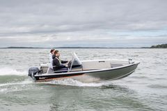 Buster S1: Buster S painaa vain 260 kg ja kulkee kevyesti henkilöauton perässä jarruttomalla trailerilla. Jos moottoriksi valitsee 20-hevosvoimaisen mallin, ei venettä myöskään tarvitse rekisteröidä.