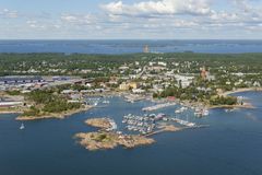 Ravintola HSF sijaitsee Suomen suurimmassa vierasvenesatamassa, josta pääsee vesiteitse saariravintola Hangon Porttiin (etualalla). Kuva: Hannu Vallas / Lentokuva Vallas Oy