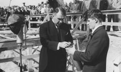 Stadionin peruskiven muuraus kesäkuussa 1936. Kaupunginjohtaja Erik von Frenckell täyttää peruskiveen muurattavaa lieriötä. Kuva: Stadion-säätiö/Urheilumuseo