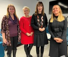 Hallintovaliokunnan sd-jäsenet Piritta Rantanen (vas.), Heidi Viljanen ja Eveliina Heinäluoma kuulivat muun muassa Helsingin kaupungin sosiaali- ja kriisipäivystyksen johtavalta sosiaalityöntekijältä Anu Inkiseltä, mitä nuorille aidosti kuuluu kärjistävän julkisen keskustelun taustalla.
