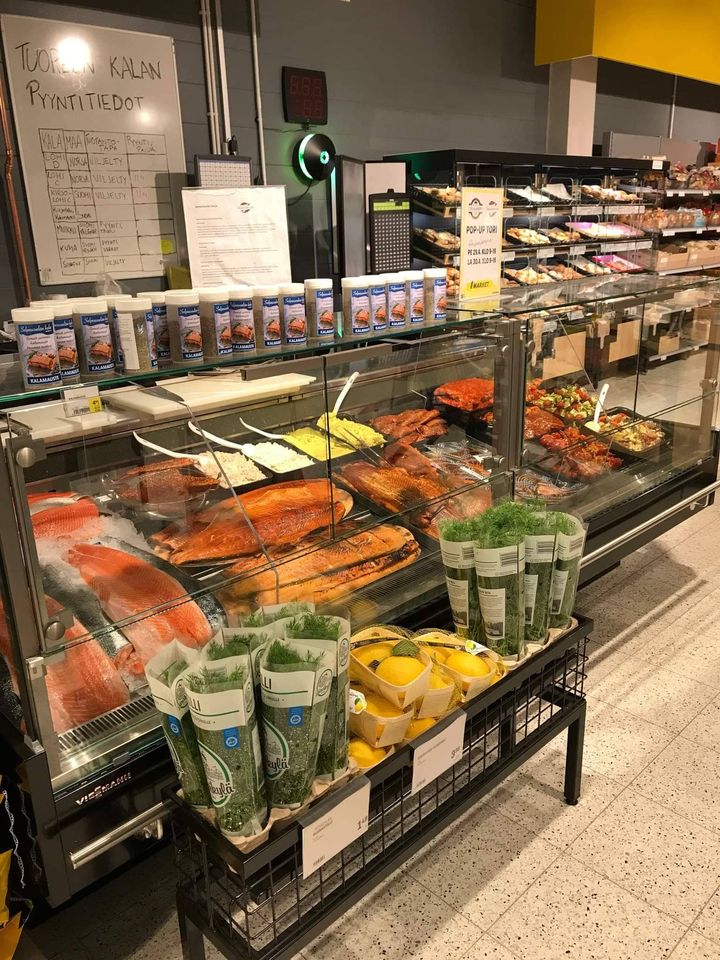 Sysmän S-marketissa sijaitseva, jo viime kesästä tuttu Salpausselän Kalan pop up -tiski täydentyy nyt lahtelaisen Lihasammon tuotteilla.