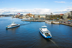 Lautat kulkevat kuuden minutin välein Götajoen yli linjalla 286. Älveli lähtee ja Elvy saapuu Stenpirenin uuteen lauttaterminaaliin Göteborgin keskustassa.