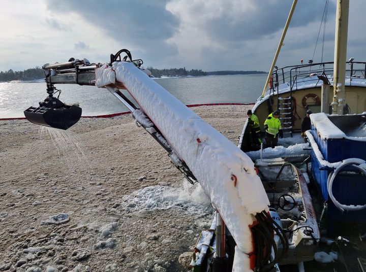 Hernesaaren lumenvastaanottopaikalle on asennettu uudenlainen verhoratkaisu, joka estää roskien leviämisen satama-allasta laajemmalle alueelle. Lisäksi altaassa työskentelee alus, joka puhdistaa roskaa lumen seasta.