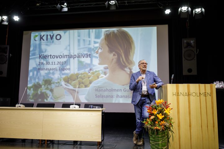 ”Jos emme saa muovivirtoja kuriin, on odotettavissa valtavia ongelmia. Siksi onkin hienoa, että KIVO on laittanut tällaisen hankkeen alulle”, kiitteli europarlamentaarikko, presidenttiehdokas (rkp) Nils Torvalds. Kuva: Hopiasepät, Janne Pappila