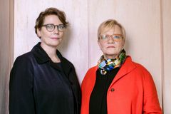 Helsingforsbiennalens huvudkuratorer är HAMs utställningschef Pirkko Siitari (höger) och chef för offentlig konst Taru Tappola (vänster). Bild: Matti Pyykkö.