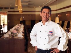Keittiömestari Manit Poonhiran voi olla ylpeä tiimistään, joka taitaa thai-ruuan perinteiset valmistusmenetelmät.