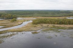 Kuvan keskellä on osa lintujen pesimäsaareksi kunnostettavasta ns. Maaholman ruoppausmassasaa-resta, jonka kuvassa näkyvälle edustalle haettiin lupaa vesikasvien juuriston poistoon tähtäävän ruoppauksen suorittamiseksi (ruoppausalue 2).