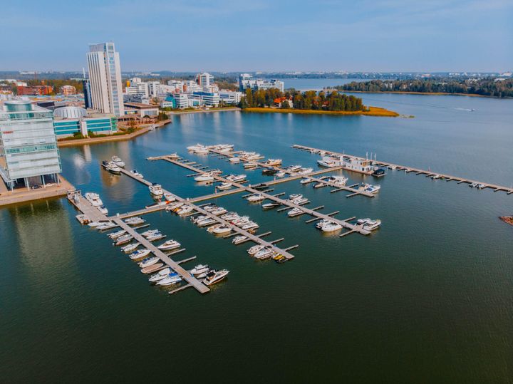 Yamaha Center laajentaa toimintaansa Suomen ehkä näkyvimmälle satamapaikalle, Helsingin ja Espoon rajalla sijaitsevaan Keilalahteen. Turun ja Vantaan Yamaha Centereiden taustalla oleva Boat Store Finland on ostanut uutta veneiden myynti- ja koeajokeskusta varten Keilalahti Marinan osake-enemmistön, johon kuuluu 150 venepaikkaa.