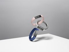Fitbit Alta -aktiivisuusranneke kannustaa kuntoilemaan koko päivän ajan. Uusi “Reminders to Move” -ominaisuus muistuttaa käyttäjää liikkumaan ja saavuttamaan hyvinvoinnin ja kuntoilun tavoitteita. Ensiluokkaiset, vaihdettavat rannekkeet sopivat jokaisen tyyliin.