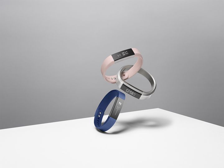 Fitbit Alta -aktiivisuusranneke kannustaa kuntoilemaan koko päivän ajan. Uusi “Reminders to Move” -ominaisuus muistuttaa käyttäjää liikkumaan ja saavuttamaan hyvinvoinnin ja kuntoilun tavoitteita. Ensiluokkaiset, vaihdettavat rannekkeet sopivat jokaisen tyyliin.