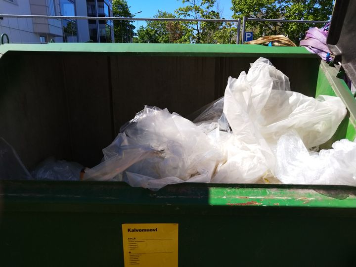 Rakennuksilla syntyvä muovijäte koostuu yleensä eri muovilaaduista, kuten kalvomuoveista, PE-muovista ja styroksista. Kierrätys uusioraaka-aineena vaatii eri muovilaatujen erottamista toisistaan. Kuva: Krishna Chauhan