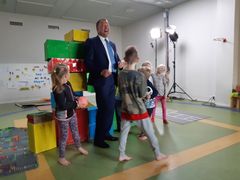 Berättelsen om Esbo, stadens strategi, har byggts tillsammans med invånare och företag. Även dagisbarn har frågats om Esbos framtid. Stadsdirektör Jukka Mäkelä besökte Domsby daghem i juni och byggde ett färggrannt stadshus med barn. (Foto: Hanna Kautto / Esbo stad)