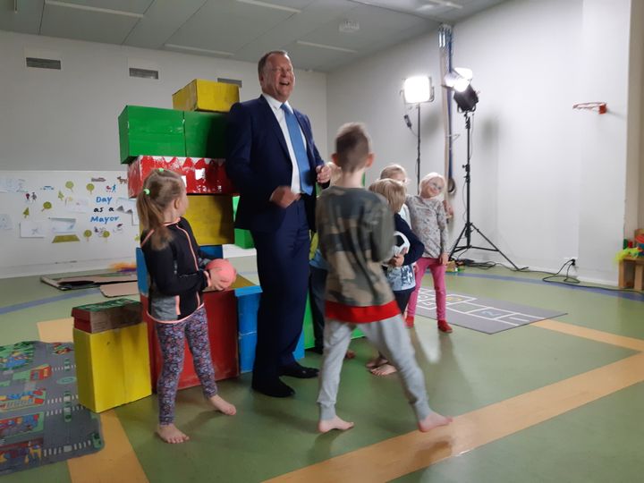 Berättelsen om Esbo, stadens strategi, har byggts tillsammans med invånare och företag. Även dagisbarn har frågats om Esbos framtid. Stadsdirektör Jukka Mäkelä besökte Domsby daghem i juni och byggde ett färggrannt stadshus med barn. (Foto: Hanna Kautto / Esbo stad)
