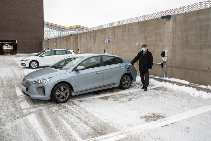 Lempäälässä sijaitsevassa Lempon Parkissa on yksi Suomen suurimpia sähköautojen latauskeskittymiä. Parkkisähkön ja Finnparkin yhteistyönä toteuttama järjestelmä mahdollistaa yli 150 auton yhtäaikaisen lataamisen tai perinteisten polttomoottoriautojen lämmittämisen.