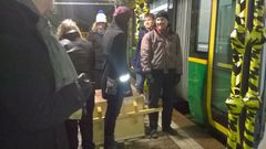 Matkalla uuteen kotiin raitiovaunulla. Kuva: Sanna Kaverinen