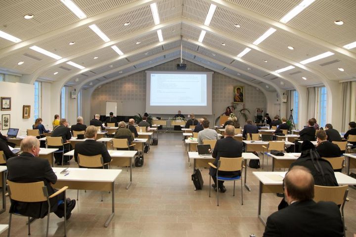 Kirkolliskokouksen täysistunnot ovat piispan vaalin ehdokasasettelua käsittelevää istuntoa lukuun ottamatta yleisölle avoimia.