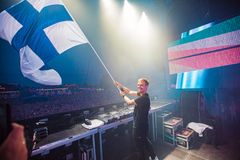 Kuka artisteista liehuttaa Weekend Festivalilla Suomen lippua myös tänä vuonna? Kuvassa Armin Van Buuren Weekend Festivalissa Suomen lipun kanssa vuonna 2019.