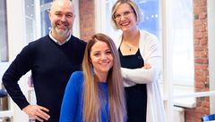 Luova johtaja Niko Airaksinen, toimitusjohtaja Krista Ahokas ja talous- ja kehitysjohtaja Elina Tiainen iloitsevat uudesta Trustista ja Lahteen avautuvasta toimistosta.