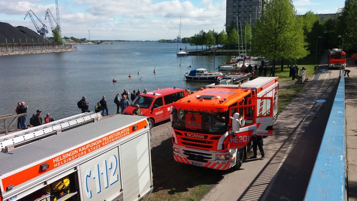 Toimintanäytös Hanasaaren rannassa