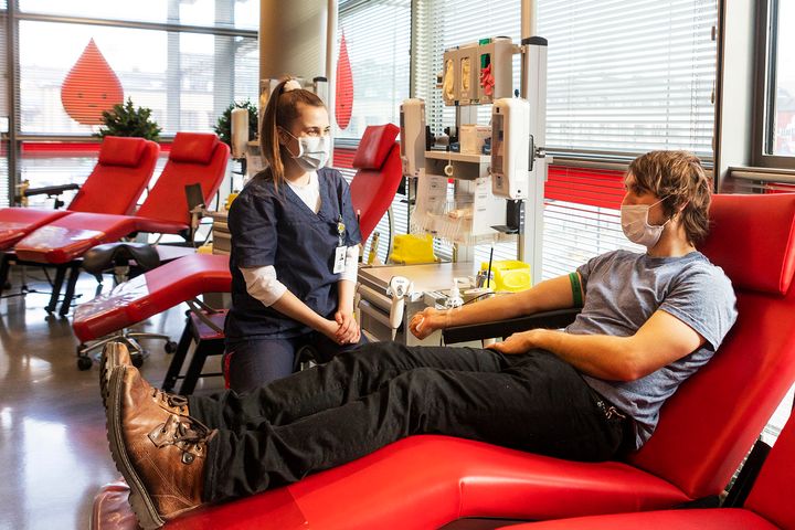 Vuonna 2021 verenluovutukseen ilmoittautui 113 000 eri henkilöä.