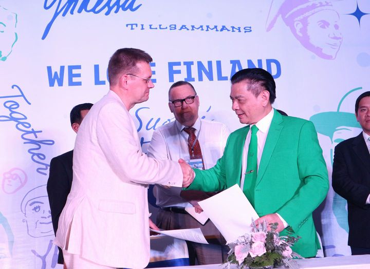 Kyyti Groupin COO Pekka Niskanen ja Mai Linh Groupin hallituksen puheenjohtaja Ho Huy sopimuksen allekirjoitustilaisuudessa Ho Chi Minh Cityssä