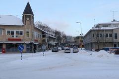 Viime vuonna palvelusetelitukea saaneet yrittäjät ovat tyytyväisiä tukeen. Kuva Naantalin keskustasta Uolevi Raaden kadun ja Tullikadun kulmasta talvelta 2021.