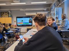 Nuoret pohtimassa puupohjaisia tuotteita Kahoot-visassa Salossa.