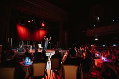 Koomikko Ilari Johansson esiintyy Tuulensuun Palatsin Stand Up Club -illassa lauantaina 15. lokakuuta 2022. Kuva: Matias Ahonen. Kuva on vapaasti julkaistavissa.