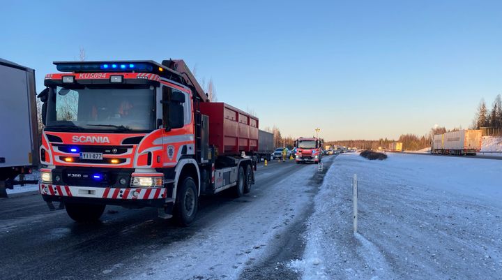 Maanantaina 17.1. sattuneiden onnettomuuksien aikaan Nelostien pinta oli erittäin liukas. Kuva: Julius Rito / Keski-Uudenmaan pelastuslaitos