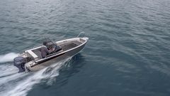 Den nya Buster M i fjärde generationen följer sina föregångares linjer: båten för fem personer är 4,86 meter lång och 1,85 meter bred. Även motoreffektområdet är som förr, alltså 30–40 hästkrafter.