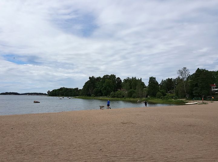 Lauttasaaren uimaranta. Kuva: Lotta Kivikoski.
