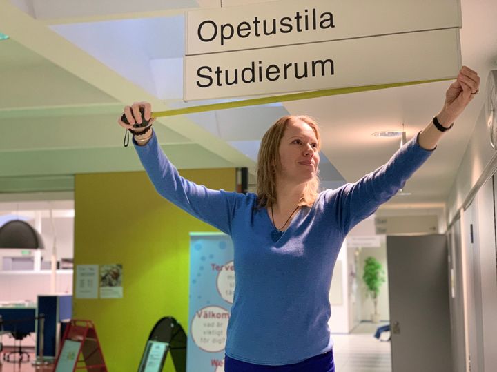 Osa uuden Kalajärven palvelutorin opasteista uusitaan. Palvelukoordinaattori Päivi Peltomaa otti opastepaikoista mittoja keskiviikkoaamuna. (Kuva: Espoon kaupunki/Katariina Hannukainen)