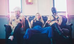 Sirkustaidetta, livemusiikkia ja burleskia yhdistävä esitys Salsa De Satanás vie katsojan risteilylle, jossa miehistöstä kuoriutuu estottomuuden, häpeämättömyyden ja yhteisöllisyyden räävitön juhlaorkesteri. Kuva: Minja Kaukoniemi.