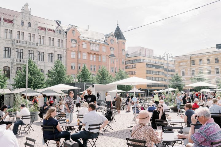 Kasarmitorin kesäterassi oli Helsingin matkailun vetonauloja viime kesänä. Siellä vieraili yli 300 000 terassikävijää. Kuva: Camilla Bloom