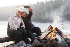 Elo kysyi vinkkejä eläkeläisten talvenviettoon. Moni vastaaja neuvoi nauttimaan ulkoilusta säässä kuin säässä. (Kuva: iStock)