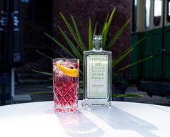 Tom Nollins
5 cl Helsinki Nolla -tislettä
1,5 cl tuoretta sitruunamehua
1,5 cl sokerilientä tai Agave-siirappia
Muteman Lingonberry Tonic
Sitruunankuorta
Puolukoita
Rakennetaan pitkään highball-lasiin. Täytä lasi jäillä, kaada ainekset lasiin, täytä lasi Muteman Lingonberry Tonicilla ja sekoita lusikalla kevyesti. Lisää sitruunankuori ja puolukoita makua antaviksi koristeiksi.