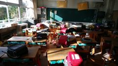 Hylätty koulu. Oppilaat ja opettajat eivät ole palanneet rakennukseen maanjäristyksen jälkeen, koska se jäi Fukushiman ydinonnettomuuden suoja-alueelle.