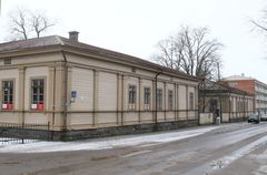 Vaasan kasarmialueen tiloista miehistökasarmit 13 ja 14 remontoidaan varhaiskasvatuksen käyttöön. Lähellä Koulukatua sijaitseviin rakennuksiin valmistuu uusi ruotsinkielinen päiväkoti lokakuussa 2025. Kuva: Vaasan kaupunki / Susanna Saari