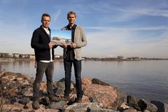 Hernesaaren sauna- ja ravintolakeitaan rakennuttajat Jasper Pääkkönen ja Antero Vartia. Kuva Juuso Syrjä